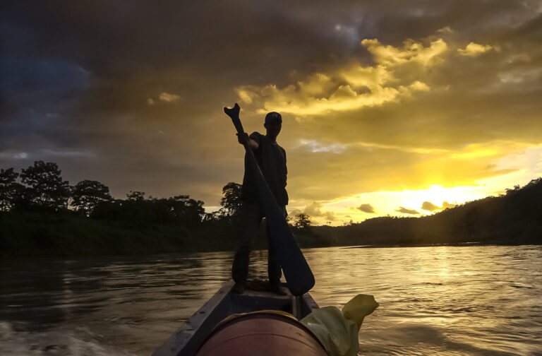 Bosawas5: diciembre de 2003. Un puntero sobre un cayuco navega en la comunidad de San Andrés, zona núcleo de Bosawás en el río coco|© Óscar Navarrete|Galería News.